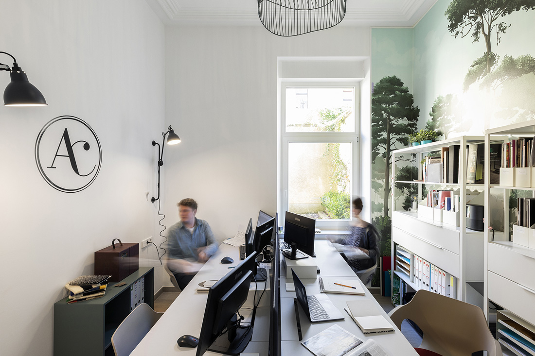 https://www.ateliercompostelle.com/wp-content/uploads/2021/06/Atelier-Compostelle_2021_04_23_Bureau_141.jpg
